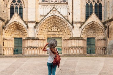 Poitiers - Fransa, Vienne Bölümü 'nde katedrale bakan kadın turist (Notre Dame la Grande)
