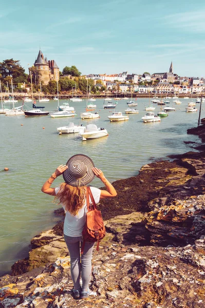 Touristin Genießt Panoramablick Auf Pornic Stadt Hafen Und Burg Bretagne — Stockfoto