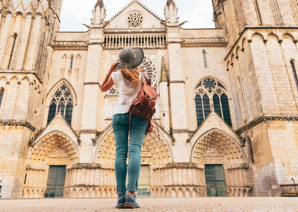 Mulher Turista Olhando Para Catedral Poitiers França Departamento Vienne Notre — Fotografia de Stock