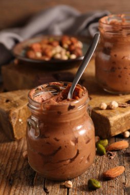 Ev yapımı çikolatalı mus ve fındık.