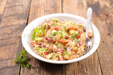 Karides, avokado ve greyfurtla karışık salata.