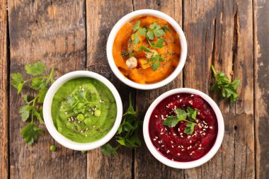 Her çeşit humus sosu turuncu, kırmızı ve yeşil sağlıklı atıştırmalıklar.