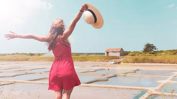 Glad Kvinna Med Röd Klänning Njuter Salt Sumpmark Guerande Saline — Stockfoto