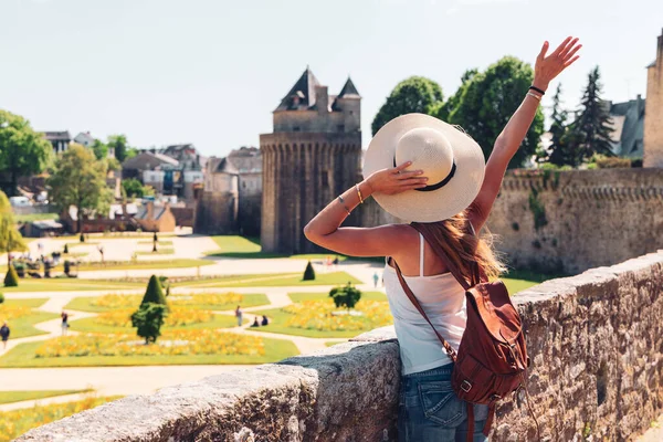 ヴァンヌ市を訪れる女性観光客 フランス ヴァンヌの城壁と城壁 モルビアン ブルターニュ — ストック写真