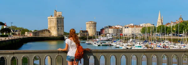 Turista Mujer Visitando Ciudad Rochelle Charente Maritime Francia — Foto de Stock
