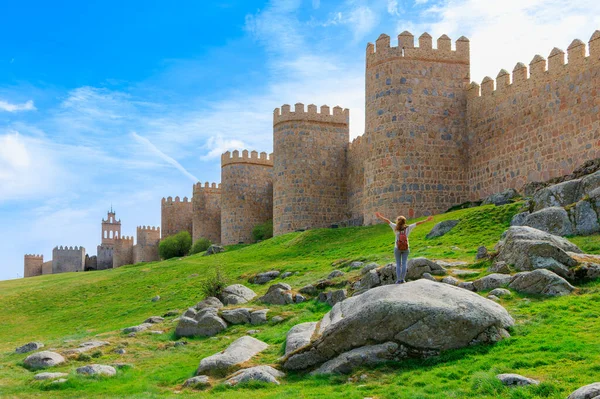 Zid Înconjurător Impresionant Avila Spania Femeie Turist — Fotografie, imagine de stoc