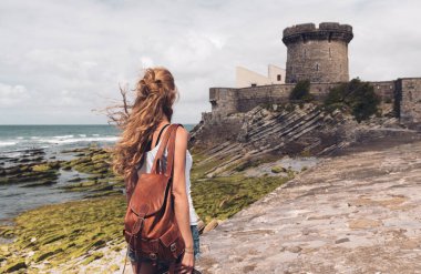 Fransa 'da Saint Jean de Luz- Fransa' da Socoa Kalesi 'ne hayran olan Fransız kadın, Bask ülkesinde, Nouvelle aquitaine