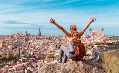 Toledo şehrinin panoramik manzarasını seven kadın turist Castilla la Mancha, İspanya