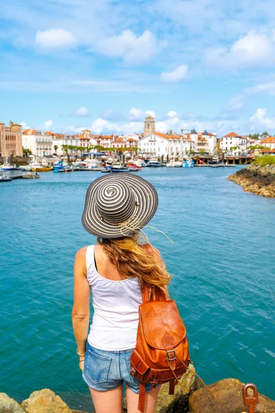 ジャン ルス市の景色と港の景色を楽しむ女性観光客 — ストック写真