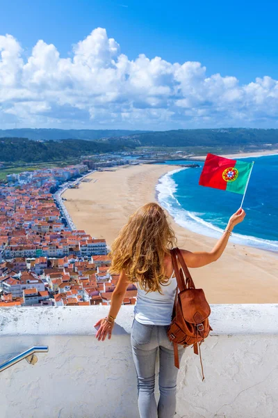 Vrouw Toerist Met Portugese Vlag Genieten Van Een Prachtig Uitzicht — Stockfoto
