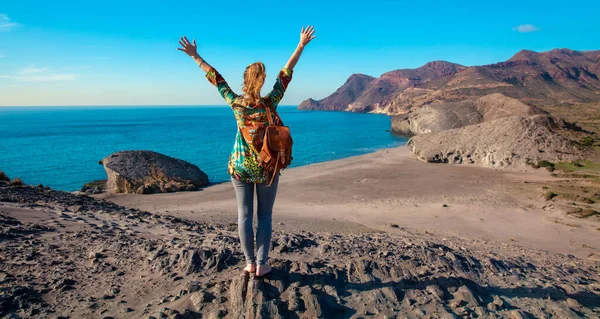 Szczęśliwa Kobieta Turysta Podróżujący Hiszpanii Plaża Andaluzji — Zdjęcie stockowe