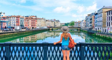 Fransa, Bayonne 'da kadın turist, Bask ülkesi, Yeni Aquitaine
