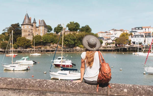 ポルトガルの城と港 フランスの女性旅行旅行者 ロワール ロワール アトランティック県 ブルターニュ — ストック写真