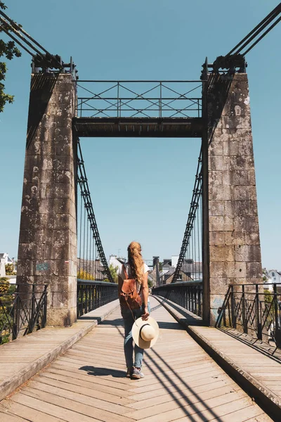 Женщина Туристка Идущая Поддерживаемому Мосту Деревне Бретон Боно — стоковое фото