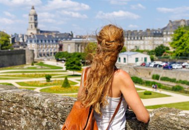 Tatilci Vannes-Morbihan 'daki panoramik manzaranın tadını çıkarıyor.