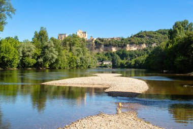 Beynac kalesi ve dordogne nehri - Fransa 'da Perigord