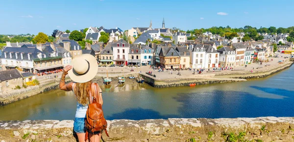 在法国 莫尔比汉 奥雷市 圣古尔斯坦港 风景秀丽的女游客 — 图库照片