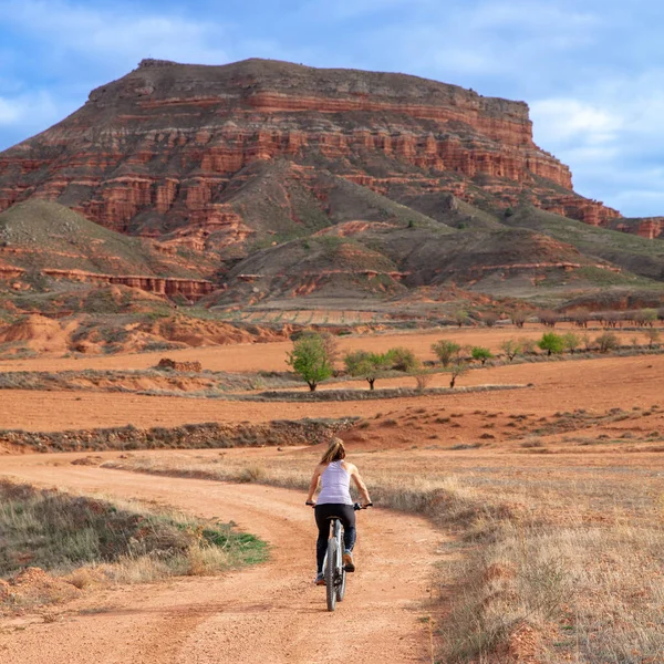 Frau Fährt Mit Mountainbike Der Natur — Stockfoto