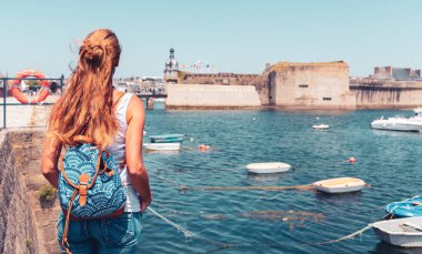 Concarneau City manzarasının panoramik manzarasından hoşlanan kadın turist Finistere, Brittany, Fransa