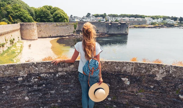 コンカルノー城を訪れる女性観光客 Finistere ブルターニュ フランス — ストック写真