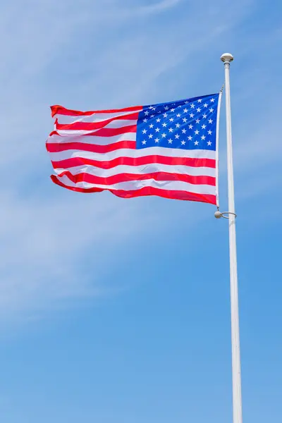在蓝天的风中飘扬的美国国旗 — 图库照片