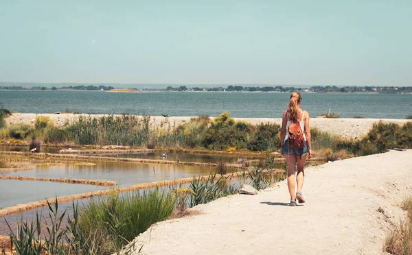 ブルターニュの塩沼を訪れる女性 フランス — ストック写真