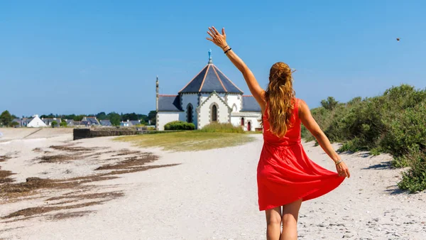 Tourtourismus Der Bretagne Touristin Mit Rotem Kleid Golf Von Morbihan — Stockfoto