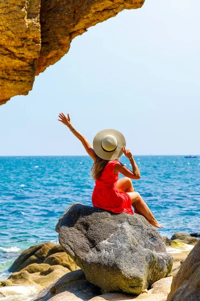 Sommerurlaub Reiseziel Wellness Bretagne Frankreich Glückliche Touristin Mit Rotem Kleid — Stockfoto