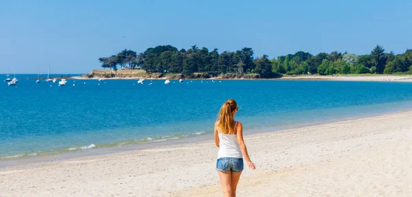 Summer Travel Destination Woman Walking Beach France Sarzeau Morbihan Brittany — Stock Photo, Image