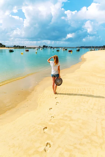 Женщина Идущая Пляжу Бассейн Аркашона Nouvelle Aquitaine Франции — стоковое фото