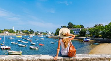 İngiltere 'de turizm - Kadın turist Sainte Marine City ve liman Finistere, Combrit- Fransa manzarasının keyfini çıkarıyor