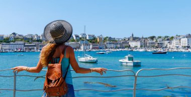 Crozon yarımadasındaki kadın turist, Audierne, Fransa 'daki Brittany