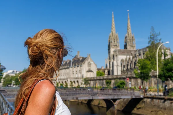 Retrato Una Mujer Que Visita Ciudad Quimper Francia — Foto de Stock