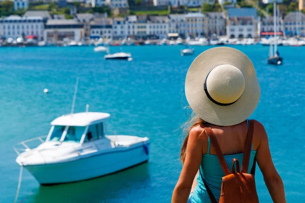 サンハットの美しい観光女性はターコイズブルーの海とボートを見て 旅行先 リラックスしたコンセプト — ストック写真