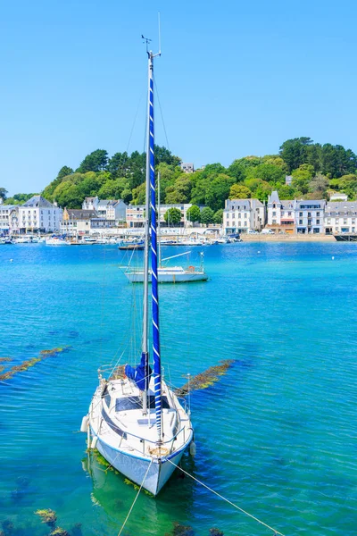 Hermoso Barco Océano Turquesa Bretaña Francia — Foto de Stock