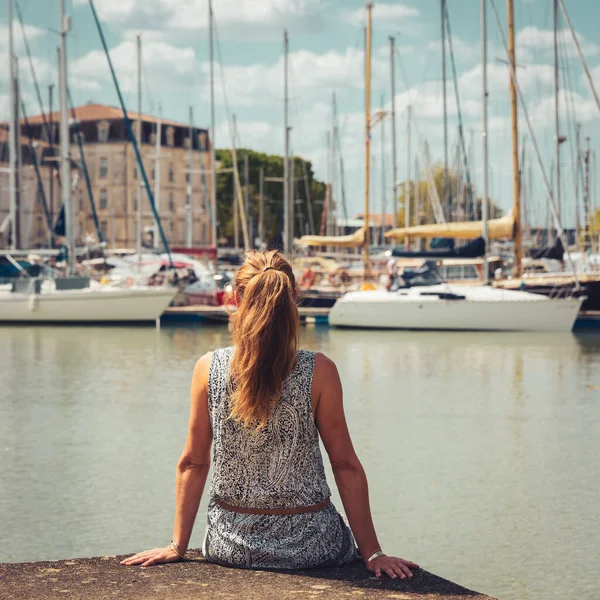 Frau Blickt Auf Den Hafen Von Rochefort Frankreich Charente Maritime — Stockfoto