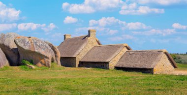 Meneham köyü- Fransa 'da Finistere, Brittany' de ev ve granit kayaları