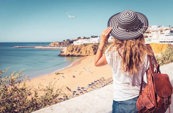Sommerurlaub Reiseziel Frau Genießt Schönen Strand Algarve Portugal — Stockfoto