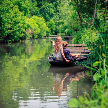 Marais Poitevin, tahta kayıkta tahta yürüyüş.