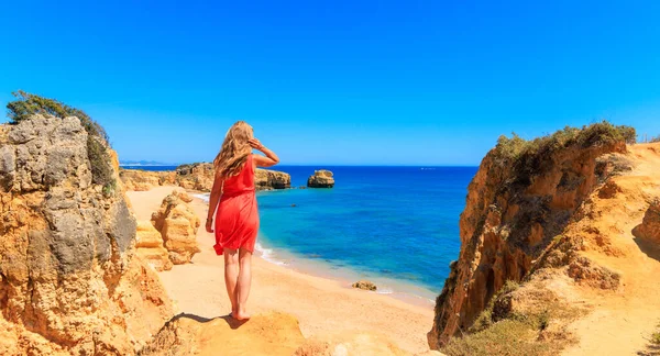 Widok Tył Kobiety Czerwonej Sukience Pięknej Plaży Algarve Portugalia Wakacje — Zdjęcie stockowe