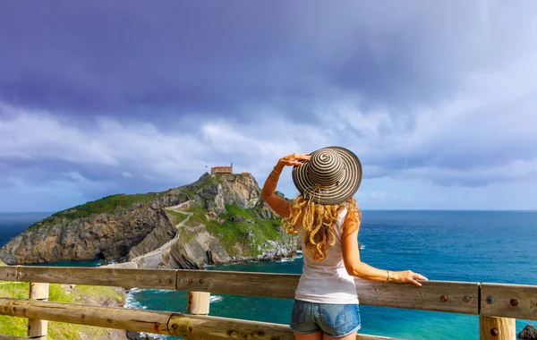 Famous Site San Juan Gaztelugatxe Rear View Woman Enjoying Panoramic — Stock Photo, Image