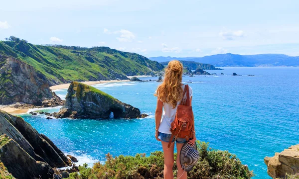 ガリツィアのパノラマ風景 大西洋岸と印象的な岩の形成 パノラマビューを楽しむ旅行者の女性の背面ビュー — ストック写真