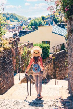 Morlaix caddesinde yürüyen kadın turist - Fransa 'da Brittany