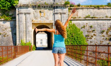 Oleron Adası, Şato d 'Oleron' daki kadın turist Fransa, Charente Denizcilik