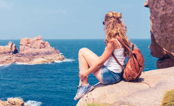 Wanita Melihat Panorama Pemandangan Pantai Granit Merah Muda Inggris Perancis — Stok Foto