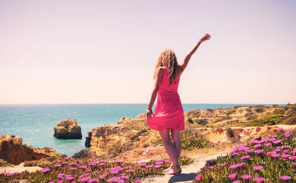 Junge Frau Mit Rotem Kleid Tanzt Der Algarve Atlantikküste Tourismus — Stockfoto