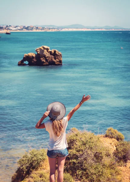Glückliche Frau Genießt Meer Urlaub Sommerreiseziel Aktives Frauenkonzept Algarve Portugal — Stockfoto