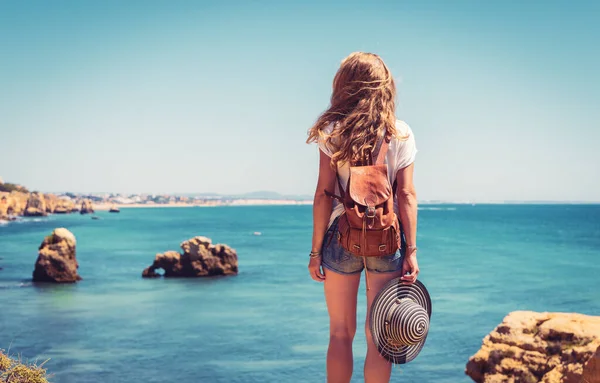 Bakifrån Kvinna Tittar Panoramautsikt Atlaniska Havet Kust Europa — Stockfoto