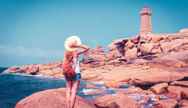 ピンクの花崗岩の岩で大西洋岸の景色を楽しむ女性観光客 フランスのPloumanach — ストック写真