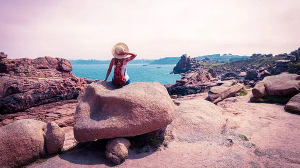 ブルターニュ ピンク花崗岩の岩や大西洋岸の旅行先 ブルターニュフランス Ploumanach — ストック写真